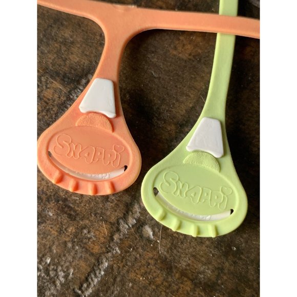 Snaari Set of 2 Cloth Diaper Fastners Green/ Orange - Picture 3 of 4